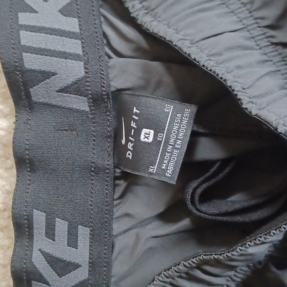 Nike Dri-Fit Woven Shorts NWOT - Picture 2 of 2